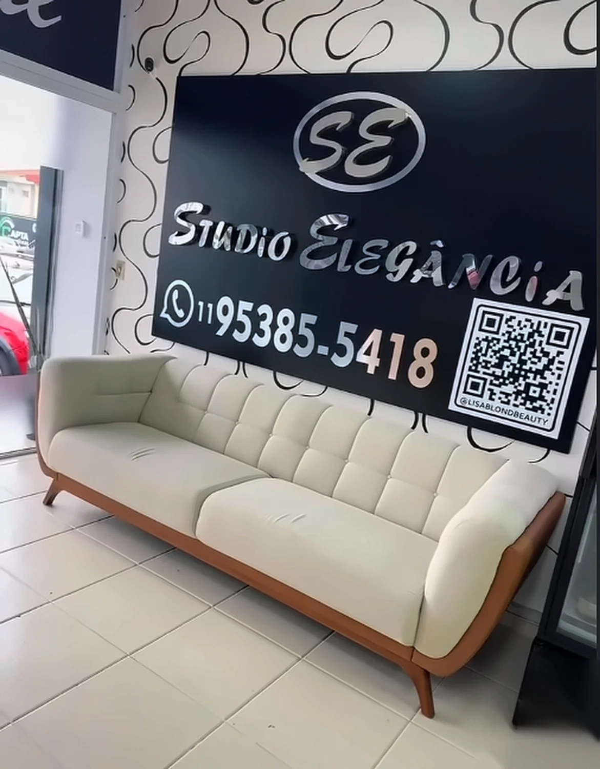 Recepção do Studio Elegância com sofá e identidade do salão