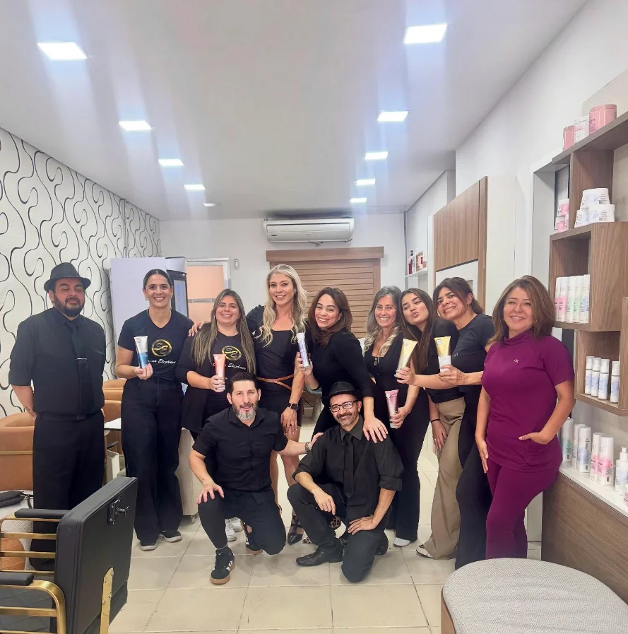 Equipe do Studio Elegância reunida no salão