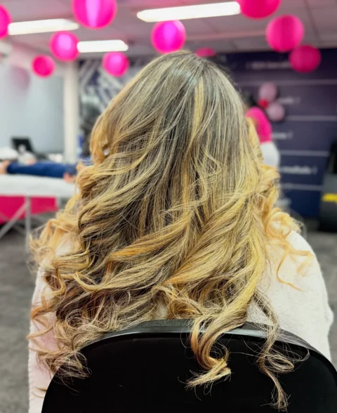 Cabelo longo com nuances douradas — trabalho enviado pelo Studio Elegância