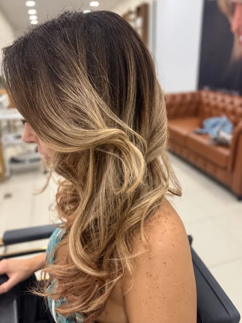 Iluminação em cabelo com ondas suaves — trabalho enviado pelo Studio Elegância