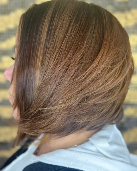 Cabelo curto com nuances quentes — trabalho enviado pelo Studio Elegância
