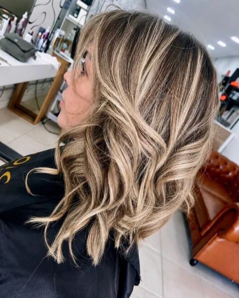 Loiro com raiz esfumada e ondas — trabalho enviado pelo Studio Elegância